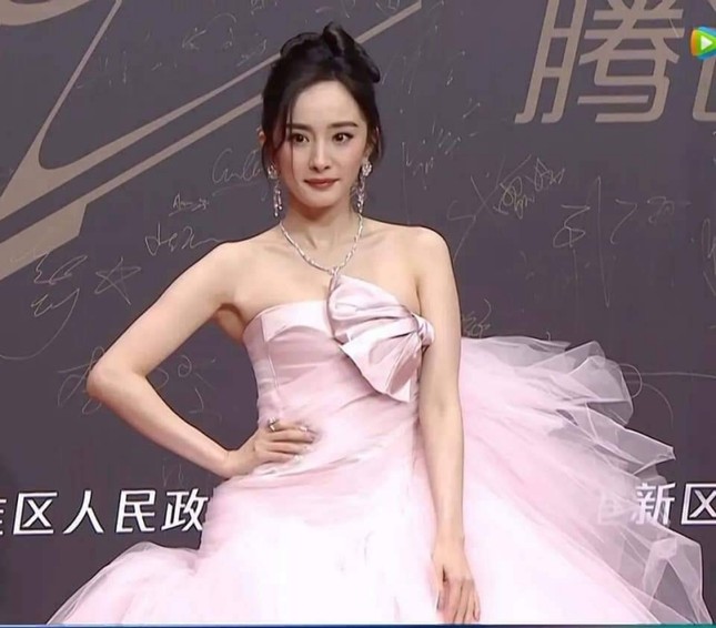 Dương Mịch lại bị chê xuống sắc khi khoe dáng trên thảm đỏ Tinh Quang Đại Thưởng ảnh 3