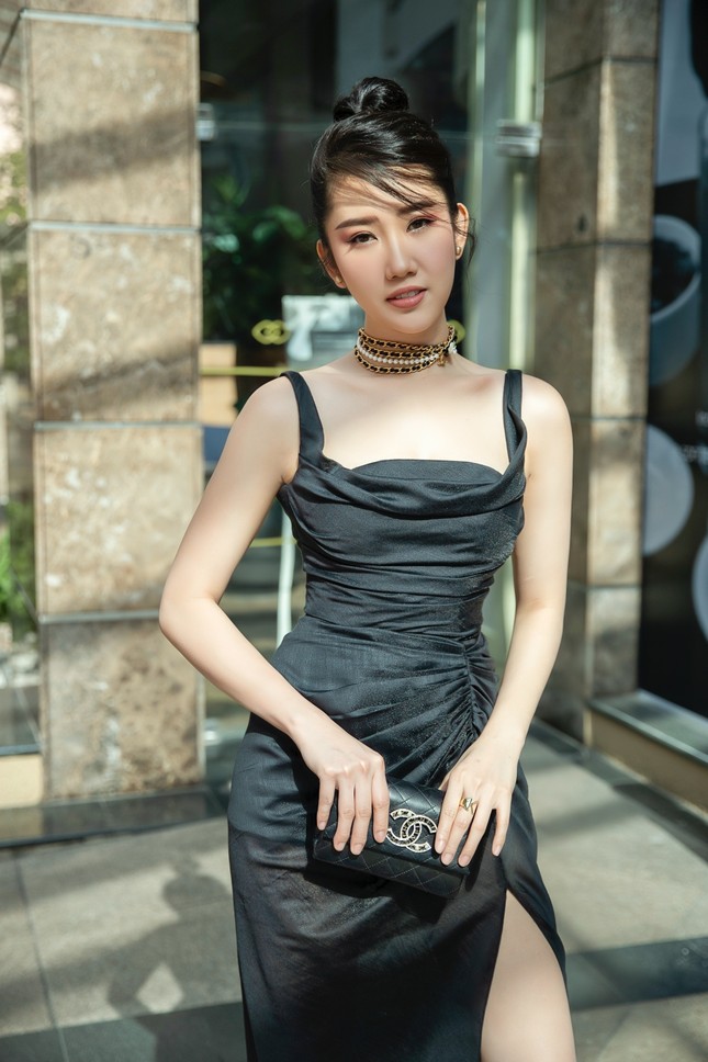 Đọ dáng trên thảm đỏ: Thúy Ngân xinh đẹp gợi cảm, Nhã Phương kín cổng cao tường ảnh 5