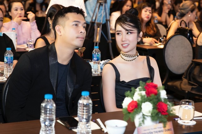 Đọ dáng trên thảm đỏ: Thúy Ngân xinh đẹp gợi cảm, Nhã Phương kín cổng cao tường ảnh 4