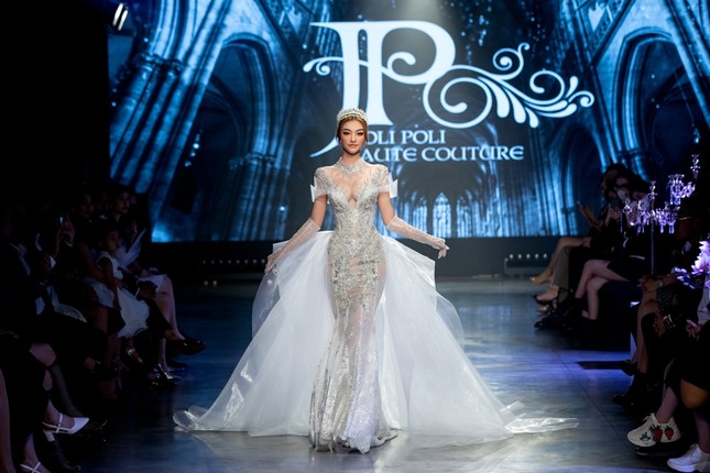 Hoa hậu Tiểu Vy mặc váy cô dâu, đội vương miện như “nữ hoàng” làm vedette show thời trang ảnh 1