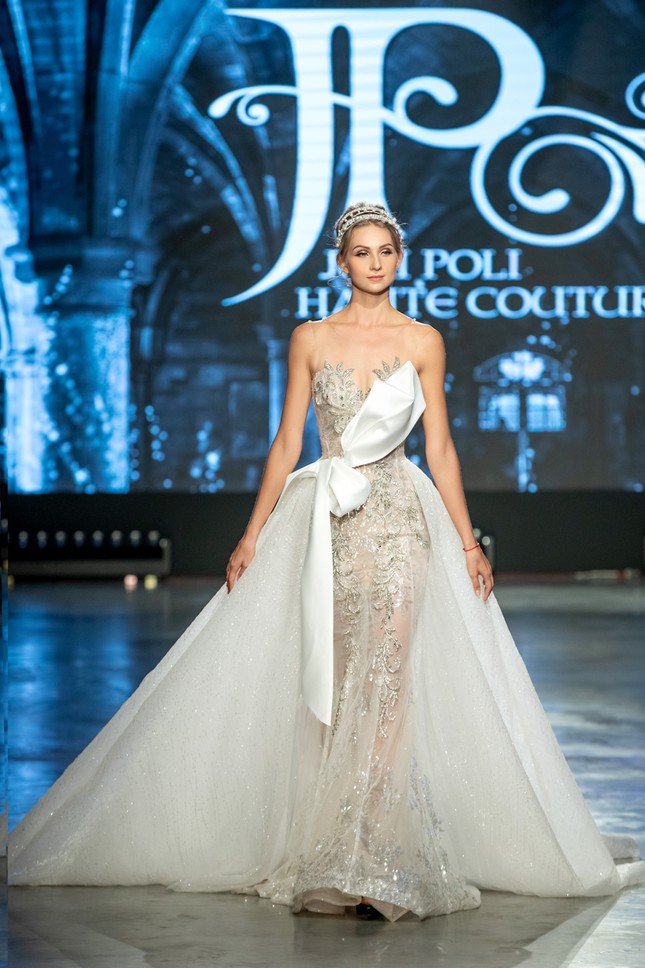 Hoa hậu Tiểu Vy mặc váy cô dâu, đội vương miện như “nữ hoàng” làm vedette show thời trang ảnh 4