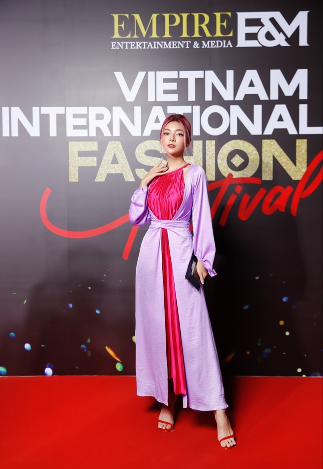 Top 10 mỹ nhân thảm đỏ Lễ hội Thời trang: Bảo Anh mặc đồ xuyên thấu “một mình một kiểu” ảnh 4