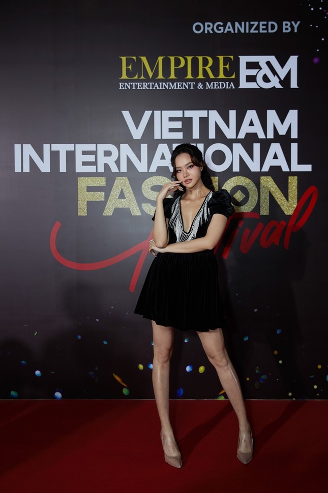 Top 10 mỹ nhân thảm đỏ Lễ hội Thời trang: Bảo Anh mặc đồ xuyên thấu “một mình một kiểu” ảnh 5