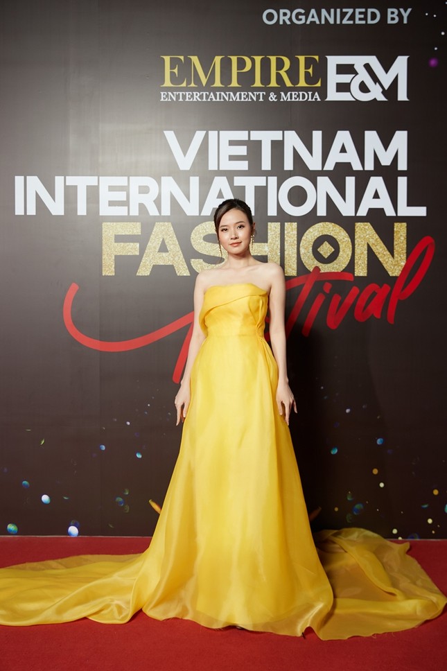 Top 10 mỹ nhân thảm đỏ Lễ hội Thời trang: Bảo Anh mặc đồ xuyên thấu “một mình một kiểu” ảnh 9