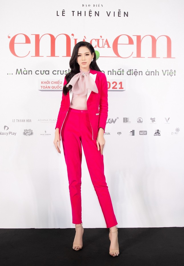Hoa hậu Đỗ Thị Hà và Mai Phương Thúy khoe nhan sắc “một 9 một 10” trên thảm đỏ ra mắt phim ảnh 2