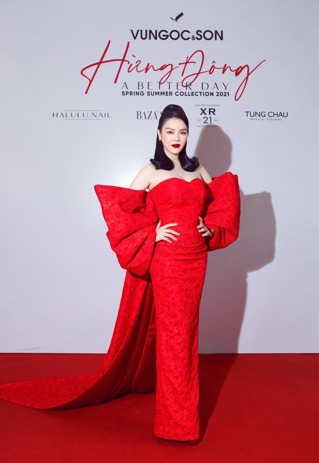 Hoa hậu Đỗ Thị Hà, Tiểu Vy khoe vai trần trong show thời trang với dress code đỏ rực ảnh 11