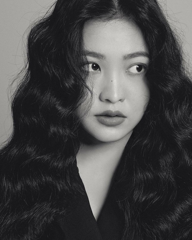 Hoá ra idol hợp với tóc xoăn dài nhất K-Pop không phải là Jisoo (BLACKPINK) hay Irene (Red Velvet) ảnh 3