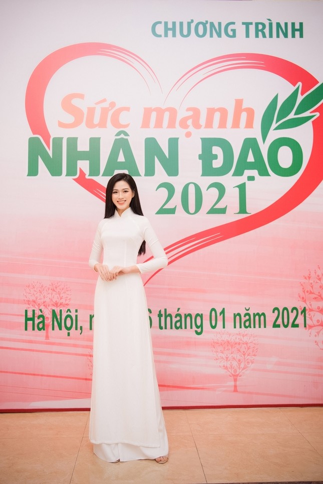 Soi trang phục Hoa hậu Đỗ Thị Hà trong các hoạt động nhân ái: Xinh đẹp nền nã, không có gì để chê ảnh 3