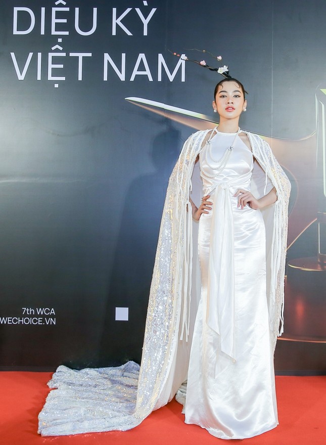 Thảm đỏ WeChoice: Hoa hậu Đỗ Thị Hà cùng dàn hậu “khủng” nhất V-Biz rủ nhau khoe vai trần ảnh 7