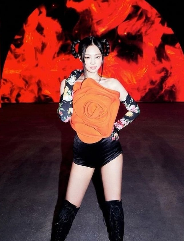 Cận cảnh chiếc áo hoa hồng trứ danh của Jennie BLACKPINK trong concert The Show, giá thực sự gây choáng ảnh 1
