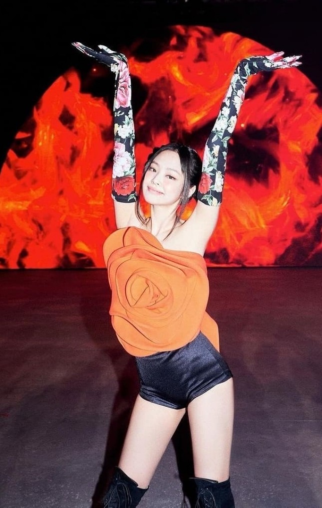 Cận cảnh chiếc áo hoa hồng trứ danh của Jennie BLACKPINK trong concert The Show, giá thực sự gây choáng ảnh 3