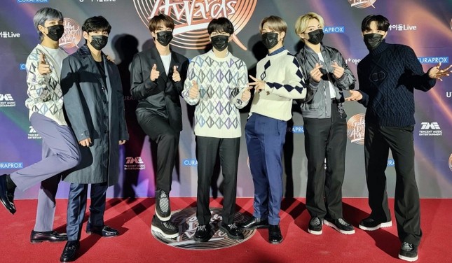 Big Hit đăng tin tuyển stylist: ARMY mừng khôn xiết, mong người mới làm được điều này cho BTS ảnh 2