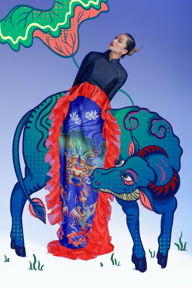 Đưa tranh Đông Hồ vào bộ ảnh thời trang, Hoa hậu H’Hen Niê “cưỡi trâu” mừng Xuân Tân Sửu ảnh 4