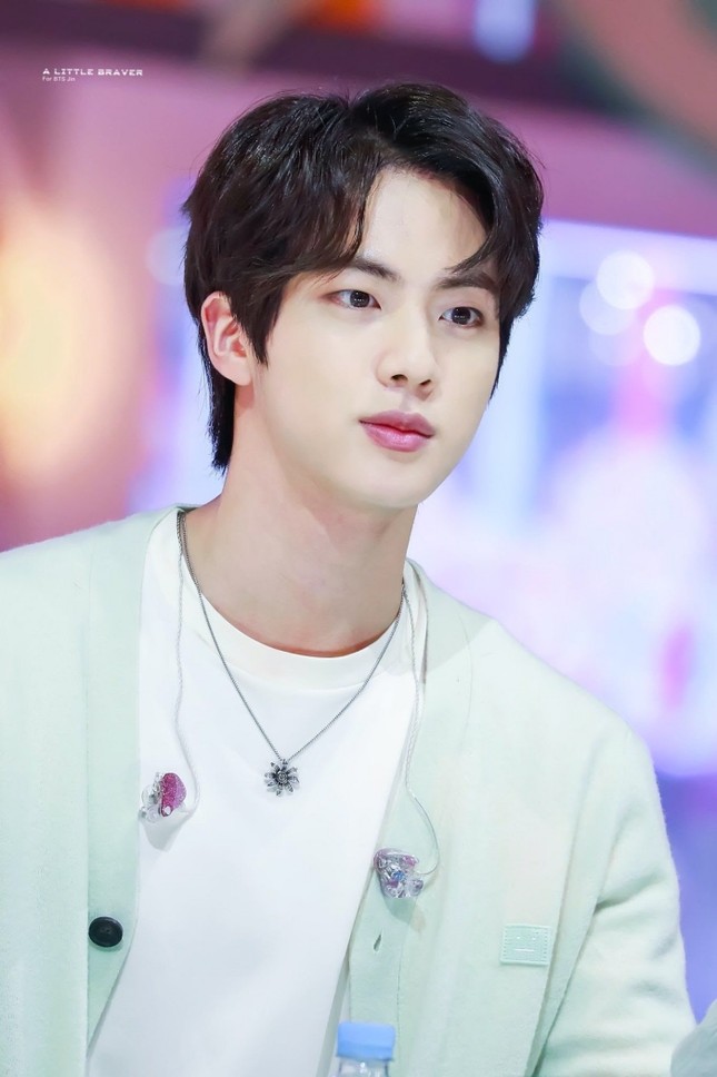 Jin (BTS) xứng danh “nam thần” với khuôn mặt có tỉ lệ y chang thần Zeus của thần thoại Hy Lạp ảnh 1