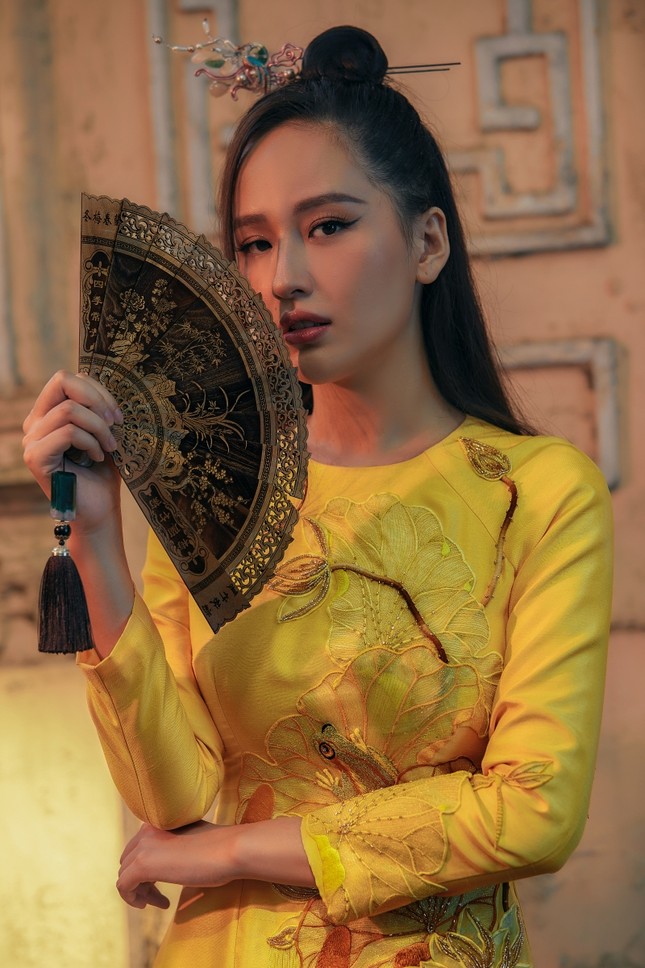 Hơn 10 năm mới mặc lại áo dài, Hoa hậu Mai Phương Thúy đẹp sắc sảo như mỹ nữ cổ trang ảnh 4