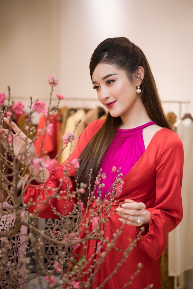 Mỹ nhân showbiz Việt “mê mệt” áo tứ thân cách điệu, thi nhau làm tóc kiểu mỹ nữ cổ trang ảnh 1