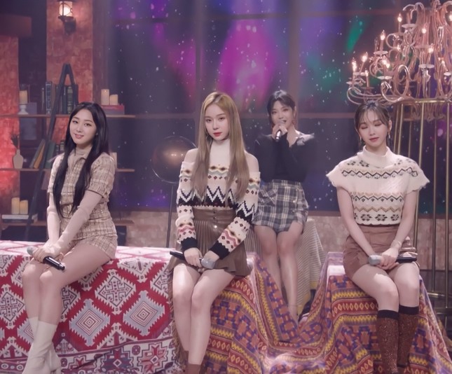 Đụng hàng áo len khoe vai trần, Yeji (ITZY) và Winter (aespa) ai mặc đẹp hơn? ảnh 1