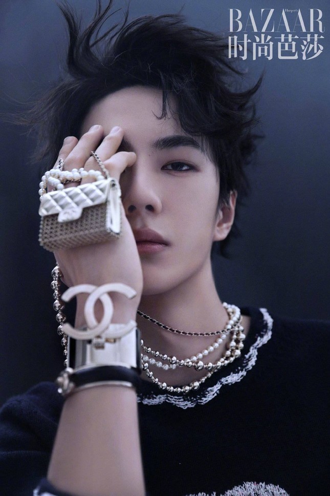 Vương Nhất Bác khoe khí chất vương giả đầy quyền lực trên bìa khai quý của Harper’s BAZAAR Trung ảnh 5