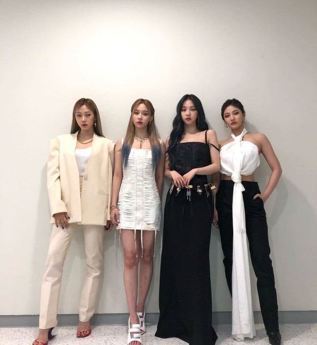 Đụng hàng đồ Givenchy với đàn chị đình đám, aespa dù là đại sứ thương hiệu vẫn bị chê ảnh 2