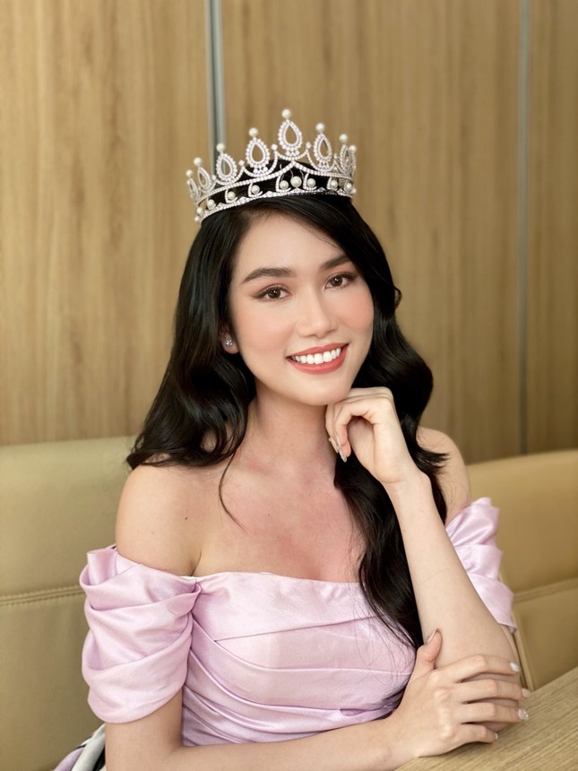 Tự tin livestream bằng tiếng Anh, Á hậu Phương Anh tạo ấn tượng tốt với GĐ Truyền thông Miss International ảnh 4