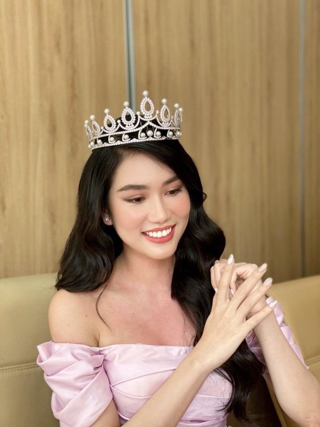 Tự tin livestream bằng tiếng Anh, Á hậu Phương Anh tạo ấn tượng tốt với GĐ Truyền thông Miss International ảnh 2