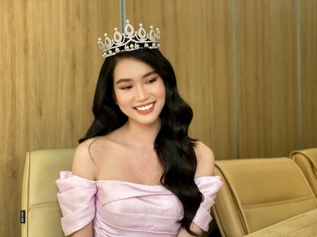 Tự tin livestream bằng tiếng Anh, Á hậu Phương Anh tạo ấn tượng tốt với GĐ Truyền thông Miss International ảnh 1
