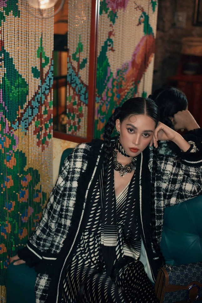 Tiểu Vy, Khánh Linh, Quỳnh Anh Shyn, IU, Dương Mịch cùng diện áo Gucci, ai kém nổi bật nhất? ảnh 8