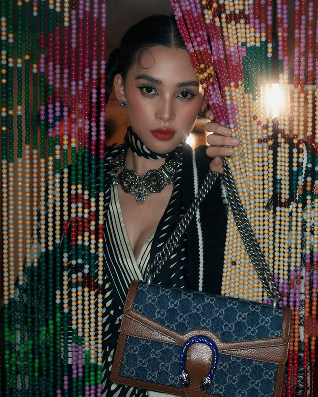 Tiểu Vy, Khánh Linh, Quỳnh Anh Shyn, IU, Dương Mịch cùng diện áo Gucci, ai kém nổi bật nhất? ảnh 7