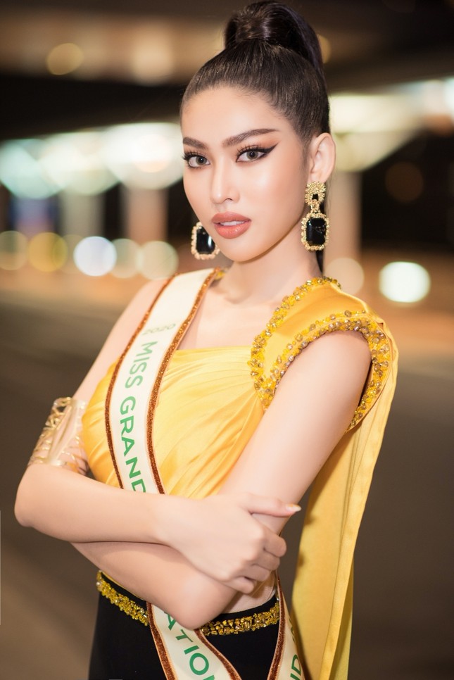 Á hậu Ngọc Thảo mang gần 150kg hành lý, mặc đồ bảo hộ lên đường dự thi Miss Grand International ảnh 1