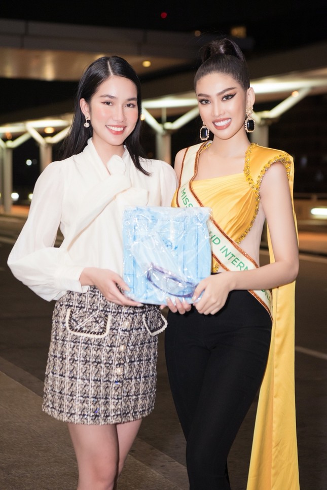 Á hậu Ngọc Thảo mang gần 150kg hành lý, mặc đồ bảo hộ lên đường dự thi Miss Grand International ảnh 4