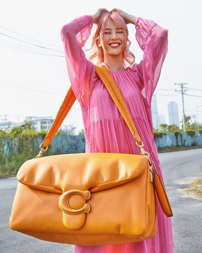 Quỳnh Anh Shyn khoe túi “siêu to khổng lồ”, tưởng cố ý chơi trội hóa ra là xu hướng mới ảnh 1