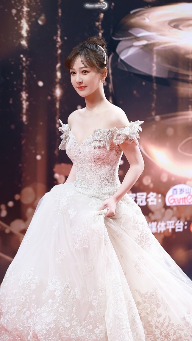 Dương Tử gây sốc vì đi giày bốt da siêu hầm hố cùng váy trắng bồng bềnh như cô dâu ảnh 1