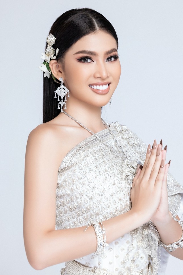 Lọt Top 10 bình chọn clip tự giới thiệu, Á hậu Ngọc Thảo tiếp tục thử thách mặc đồ Thái ảnh 1