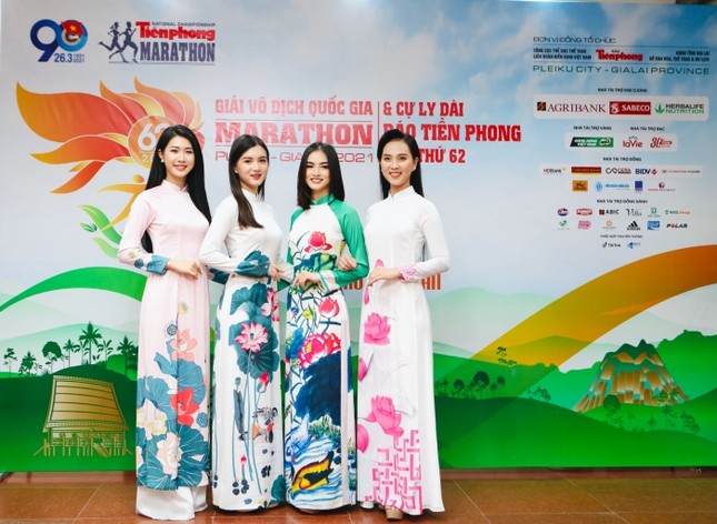 Diện váy tối màu thanh lịch, Hoa hậu Đỗ Mỹ Linh vẫn được khen trẻ như sinh viên đại học ảnh 2