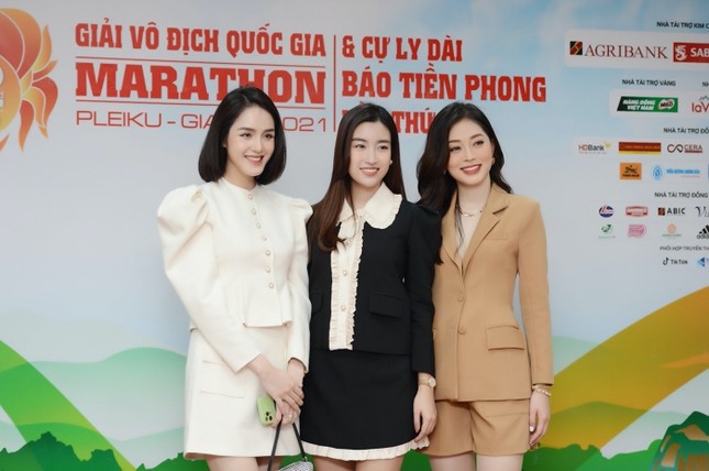 Diện váy tối màu thanh lịch, Hoa hậu Đỗ Mỹ Linh vẫn được khen trẻ như sinh viên đại học ảnh 1