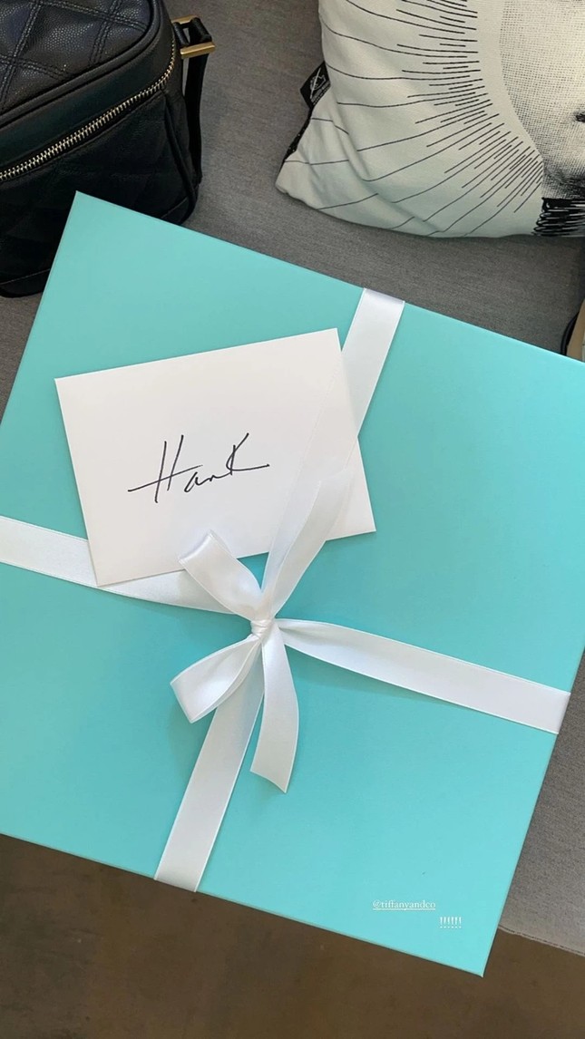 Rosé lại nhận quà từ Tiffany&Co. ngay trước thềm solo, bao giờ mới chịu công bố đại sứ? ảnh 6