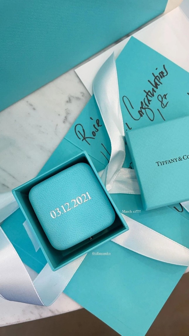 Rosé lại nhận quà từ Tiffany&Co. ngay trước thềm solo, bao giờ mới chịu công bố đại sứ? ảnh 5