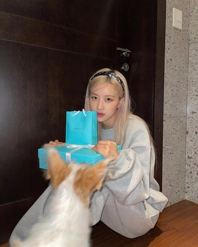 Rosé lại nhận quà từ Tiffany&Co. ngay trước thềm solo, bao giờ mới chịu công bố đại sứ? ảnh 1