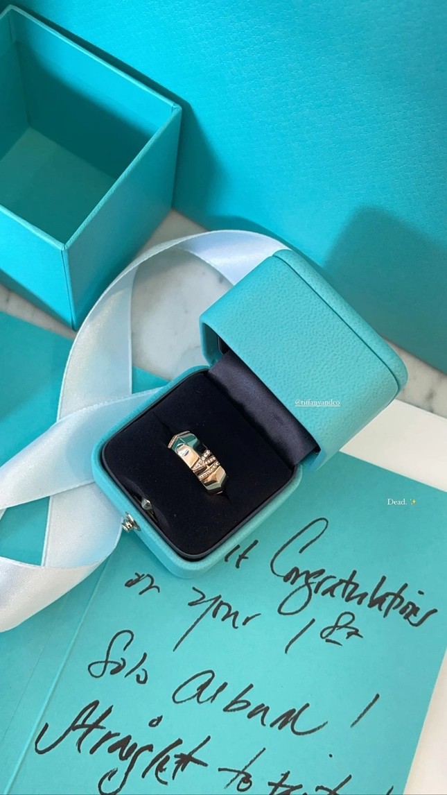 Rosé lại nhận quà từ Tiffany&Co. ngay trước thềm solo, bao giờ mới chịu công bố đại sứ? ảnh 3