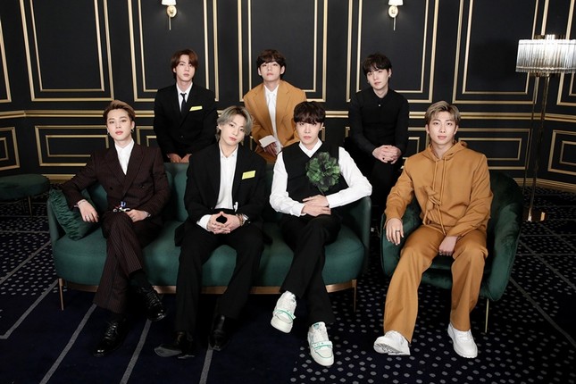 Thảm đỏ rực rỡ Grammys 2021: BTS hút spotlight, Taylor Swift đẹp như nàng tiên hoa ảnh 2