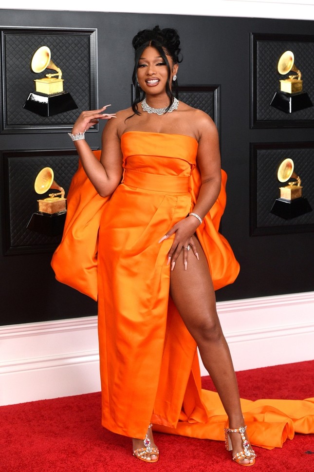 Thảm đỏ rực rỡ Grammys 2021: BTS hút spotlight, Taylor Swift đẹp như nàng tiên hoa ảnh 11