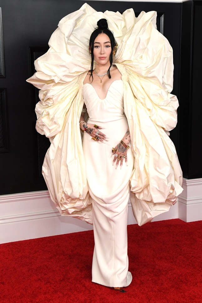 Thảm đỏ rực rỡ Grammys 2021: BTS hút spotlight, Taylor Swift đẹp như nàng tiên hoa ảnh 10