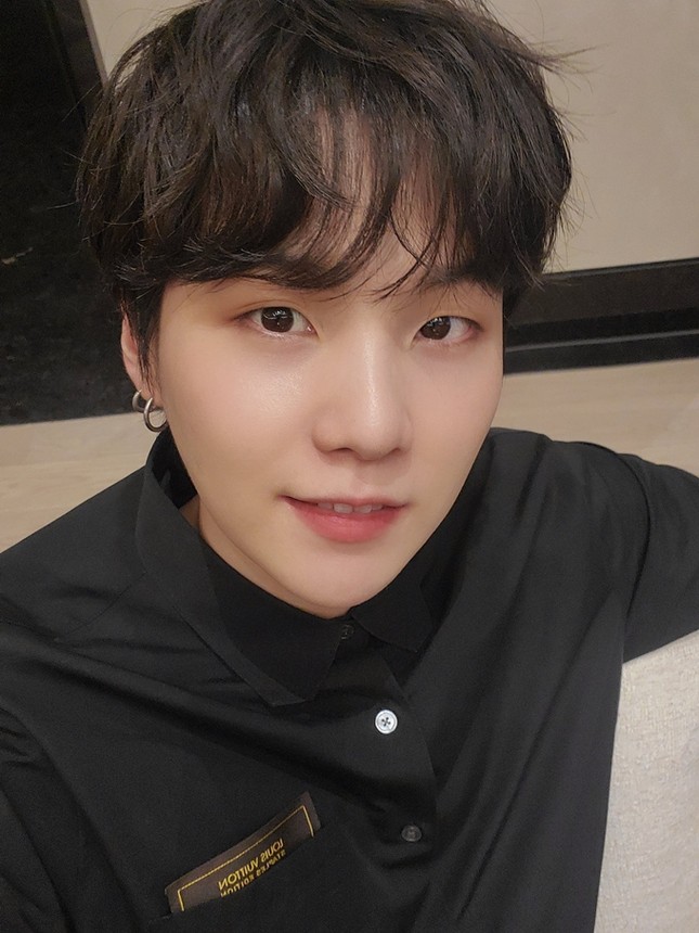 Grammys 2021: BTS giúp đồ của Louis Vuitton trông “dễ mặc hơn hẳn” so với mẫu xịn ảnh 6