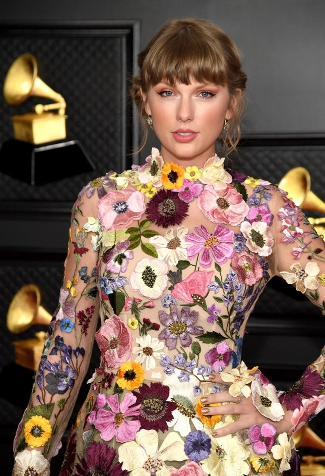 Thảm đỏ rực rỡ Grammys 2021: BTS hút spotlight, Taylor Swift đẹp như nàng tiên hoa ảnh 4