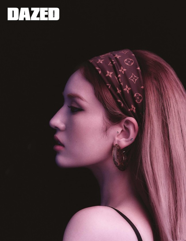 Nayeon TWICE & Jeon Somi mặc đồ LV lên tạp chí lớn, ai có khí chất đại sứ thương hiệu hơn? ảnh 4