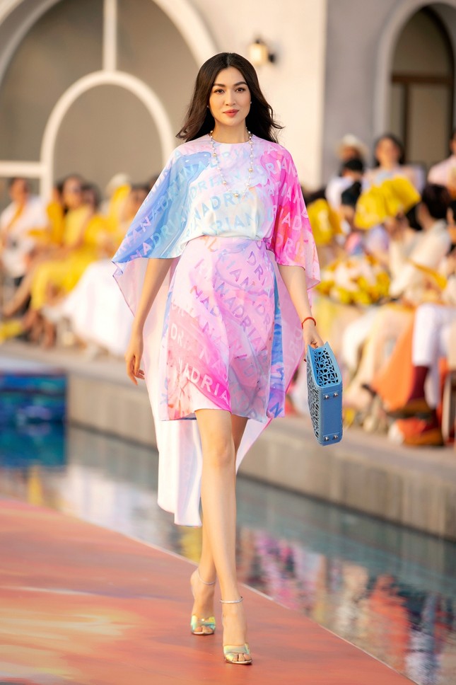 Trở lại sàn runway, Hoa hậu Đỗ Thị Hà được khen mở màn ấn tượng, thần thái thăng hạng ảnh 8