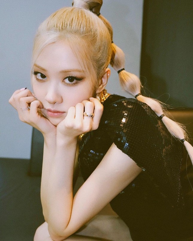 Stylist của Rosé “quá tiết kiệm” khi xài chung một kiểu tóc và giày cho 2 show khác nhau? ảnh 1