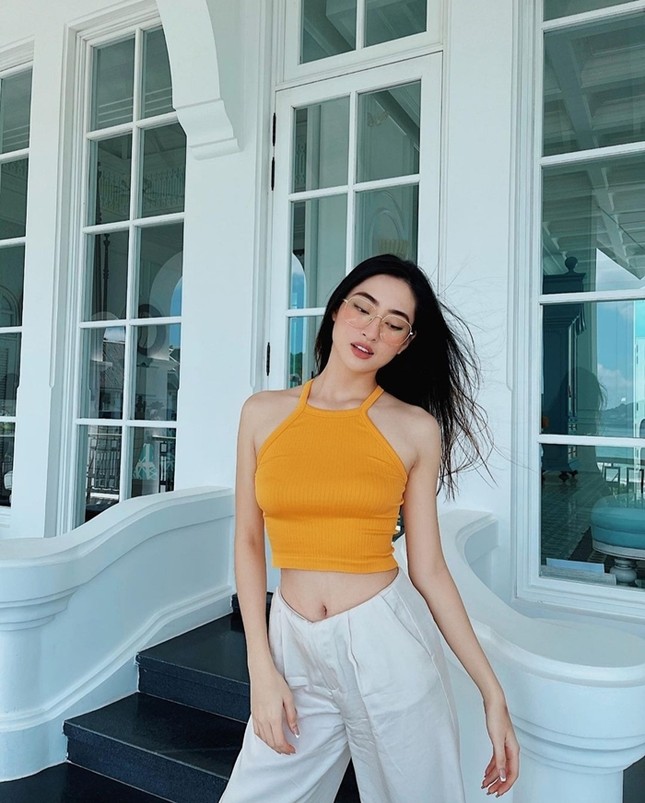 Lương Thùy Linh, Châu Bùi… cùng loạt sao Việt lăng xê kiểu áo đánh tan cái nóng đầu Hè ảnh 1