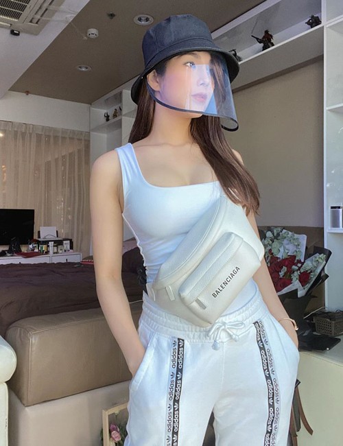 “Mũ phòng dịch” COVID-19 - item thời trang mới toanh của sao Việt ảnh 1