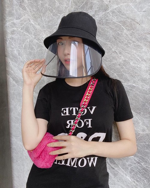 “Mũ phòng dịch” COVID-19 - item thời trang mới toanh của sao Việt ảnh 7